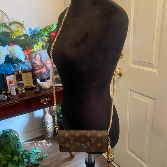 Louis Vuitton Emilie Monogram Wallet on Chain - Picture 3 of 14